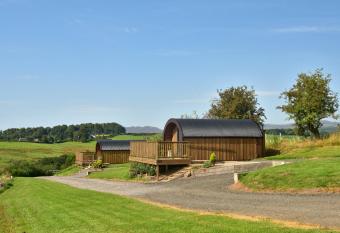 Luxury Glamping Pods - The Heft & The Hirsel has rooms with a private hot tub