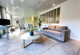 Le Loft Mauresque Centre Ville piscine priv  e int  rieure chauff  e allows 18 year olds to book a room