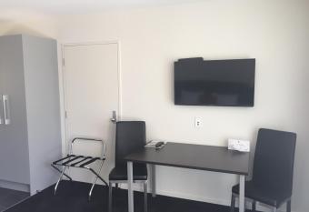 Rolleston Highway Motel has rooms with a private hot tub