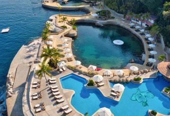 Las Brisas Acapulco allows 18 year olds to book a room