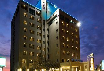 Jia Hsin Garden Hotel allows 18 year olds to book a room