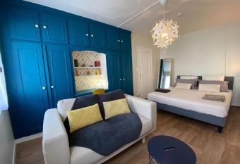 Cosy T1 ! Proche commerces et axes routiers allows 18 year olds to book a room