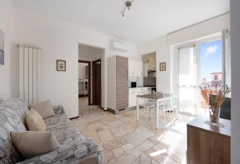 Bilocale Corosu con 2 balconi has Balcony rooms