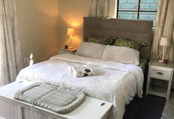 Cozy One bedroom garden cottage has Balcony rooms