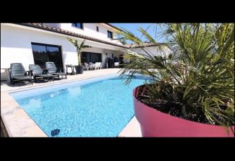 Studio Provence allows 18 year olds to book a room