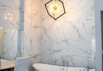 Colonial Hotel & Suites has Balcony rooms