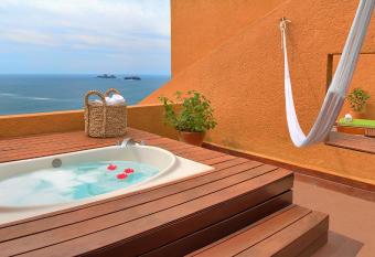 Las Brisas Ixtapa has rooms with a private hot tub