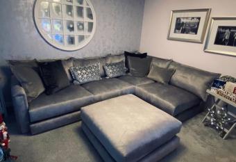 Cop26 3 bedroom house - 10mins walk GLA Airport allows 18 year olds to book a room