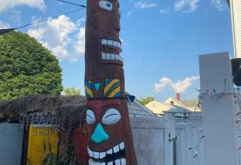 The Tiki Townhouse of Downtown Salem has Balcony rooms