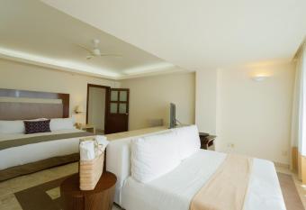 Camino Real Acapulco Diamante has rooms with a private hot tub