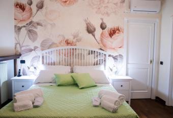 Bed Boutique Napoli Colors has rooms with a private hot tub