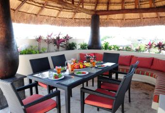 El Taj Oceanfront and Beachside Condo Hotel has rooms with a private hot tub