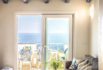 Tra blu e celeste has Balcony rooms