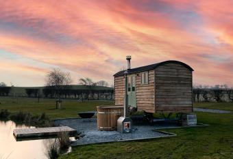 Four Acres Farm Shepherds Huts has rooms with a private hot tub