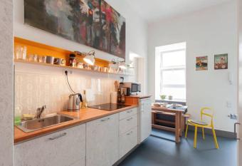 Stylish holiday Art apartment - wifi & great location has rooms with a private hot tub