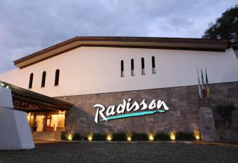 Radisson Hotel Tapatio Guadalajara has rooms with a private hot tub