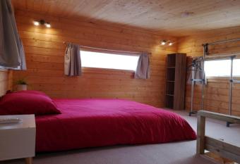 Le Petit Chalet de N  mes Shantay Youstay allows 18 year olds to book a room