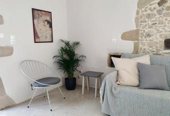 Kamara Bridge House, spacious 1-bedroom quiet retreat has Balcony rooms