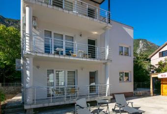 Luxury Seafront flat Perzagno 2 has Balcony rooms