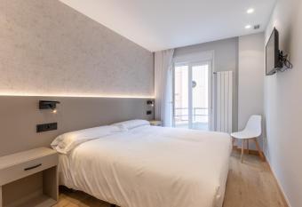 EightRooms La Rioja Pension has Balcony rooms