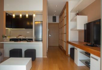 NEW Spacious luxury studio in elite neighborhood allows 18 year olds to book a room