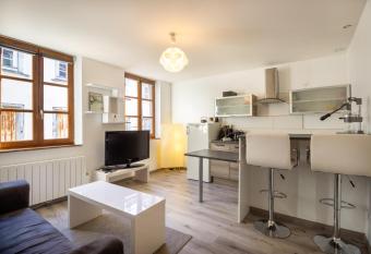 Sleep in Rodez Appartement T2 Vieux Rodez allows 18 year olds to book a room