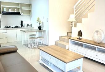 The Sunny Heaven House has rooms with a private hot tub