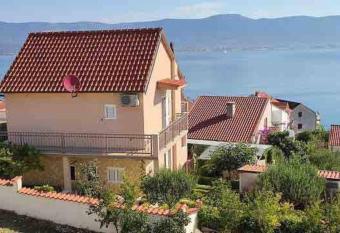 Villa Mala - Pool - Jacuzzi - 5 min. zum Meer has rooms with a private hot tub