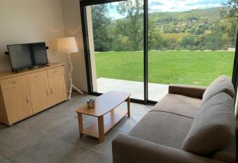 ENTRE RIVIERE ET FORET allows 18 year olds to book a room