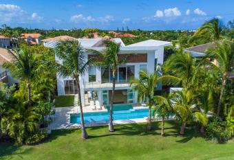 Best Private Cocotal Villas in Punta Cana has rooms with a private hot tub