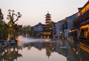 Dockside Boutique Hotel (In Xizha Scenic Area - ticket included) has Balcony rooms