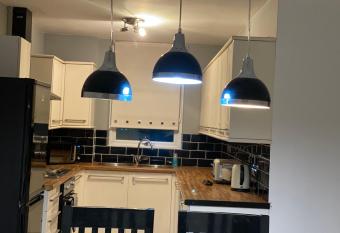 Pit stop relax, unwind and rejuvenate 2 bedrooms apartment flat 1 in Swansea allows 18 year olds to book a room