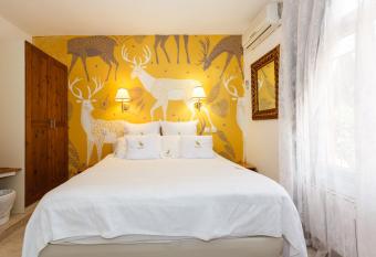 Hunter s Lodge has rooms with a private hot tub
