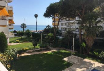 Rom  ntico piso de la playa Fenals allows 18 year olds to book a room