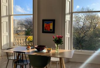 Spacious stunning Apartment in popular Park Area allows 18 year olds to book a room