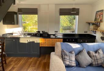 Holme Valley Vista, Holmfirth allows 18 year olds to book a room