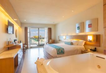 Beach Palace - All Inclusive has rooms with a private hot tub