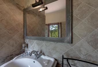 Villa Del Sole has rooms with a private hot tub