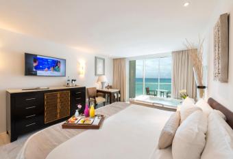 Playacar Palace - All Inclusive has rooms with a private hot tub