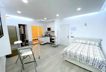 Estudio muy cerca de la playa. allows 18 year olds to book a room