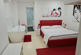 VARAZZE SUITE IDROMASSAGGIO E SAUNA has rooms with a private hot tub