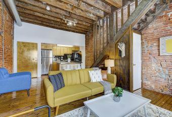 Frontdesk I Mariner's Court Apts Northern Liberties Philadelphia allows 18 year olds to book a room