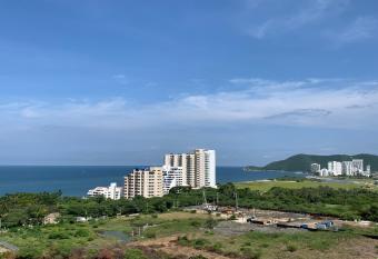Apto con alucinante vista al mar en Bello Horizonte Santa Marta has rooms with a private hot tub