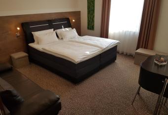 Hotel PrimaVera parco allows 18 year olds to book a room