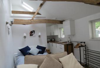 The Old Stables, Whitehall Farmhouse, Oakington allows 18 year olds to book a room