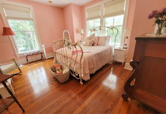 Camellia Rose Inn- Luxury King Room allows 18 year olds to book a room