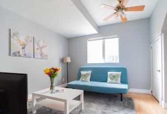 Lovely and cozy 1-bedroom unit in the city center. has Balcony rooms