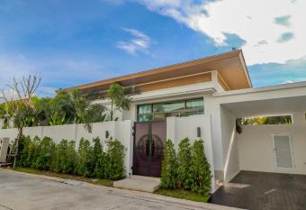 Shambhala grand villa by Cozy Lake has Balcony rooms