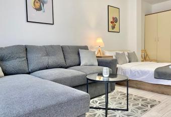 Top Location Apartment with 2Bath for 6 Guests has Balcony rooms