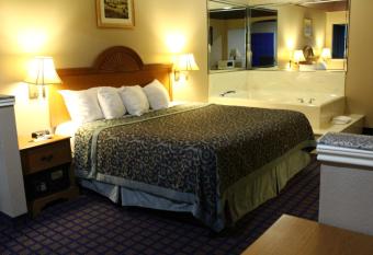 Sapphire Inn & Suites has rooms with a private hot tub